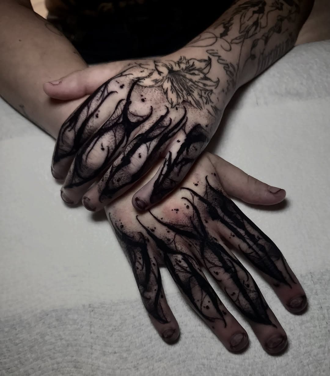 Matching gothic blackwork finger sleeves across both hands, with tapered black claws and soft dotted shading over each finger.